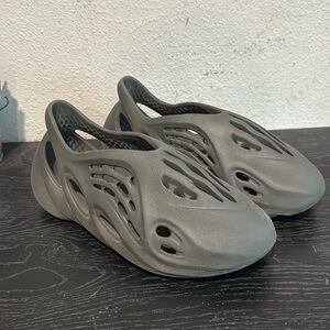 Yeezy Men's Foam Runner Carbon size 11